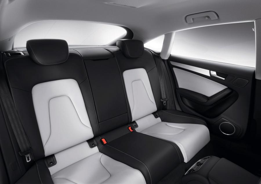 Интерьер Audi A5 Sportback 3.0 TDI Quattro 2009 года  (фото 12 из 40)